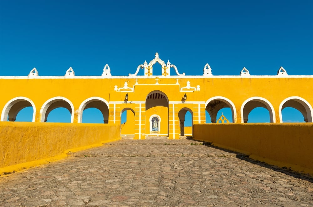 Step into the "Yellow City" of Izamal, Mexico. Every building in the historic center is painted a vibrant egg-yolk yellow! Don't miss climbing the Kinich Kak Moo pyramid for a 360-degree view of this colonial magic. #Izamal #MexicoMagicTown