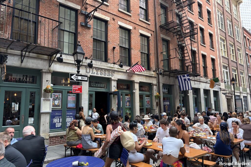 Ulysses' on Stone Street; you can see the large crowds already forming before 5pm!