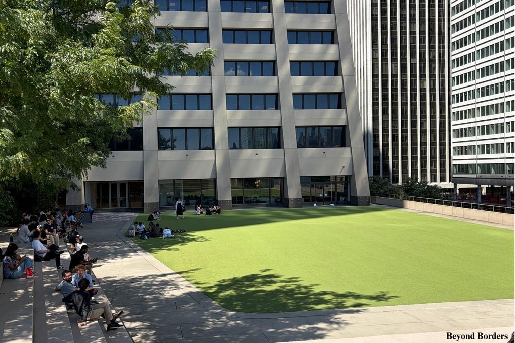 Green space and seating in Elevated Acre in Lower Manhattan, NYC