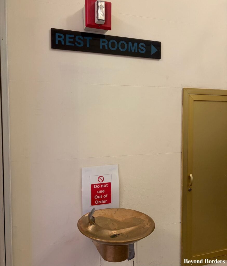 Sign for restrooms and a water fountain on the ground floor in Federal Hall NYC
